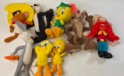 Lot of 8 Vintage Looney Tunes Plush Wile E Coyote/Bugs/Tweety/Sylvester/PePe/Sam