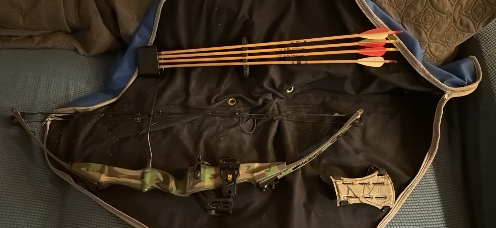 Hoyt USA Magic compound Bow With Arrows, Arm Guard, And Carrying Case