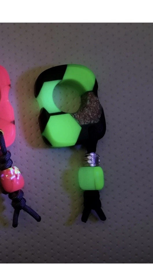 Bulldog Knuck Ben 10 Gen 3 con cuentas. Obra de arte funcional EDC que brilla Foto 4 de 4