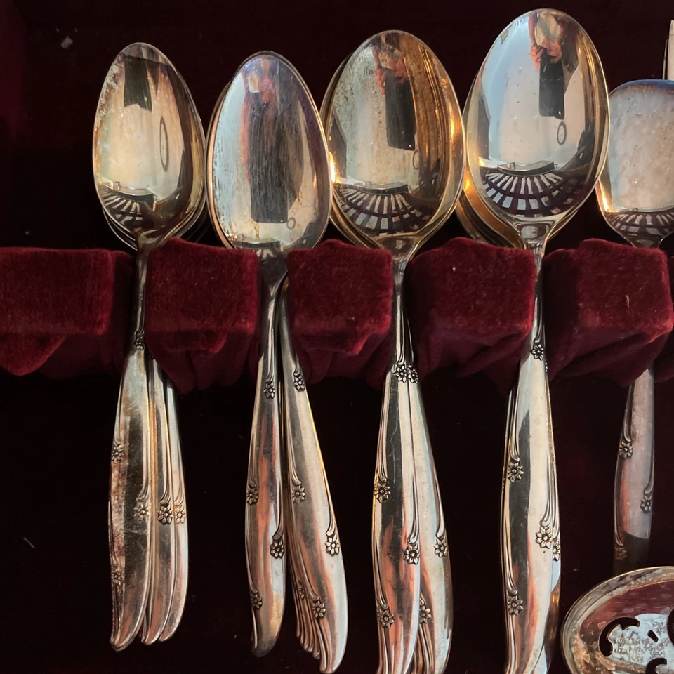 Juego de cubiertos 63 piezas de Oneida plateado en caja de madera Foto 4 de 4