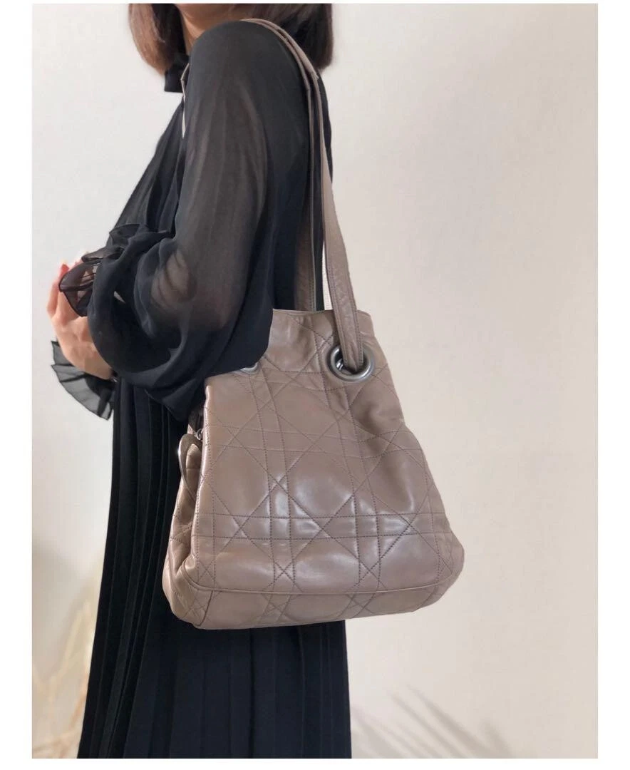 Sac bandoulière Christian Dior cannage cuir gris beige breloque D authentique CF1