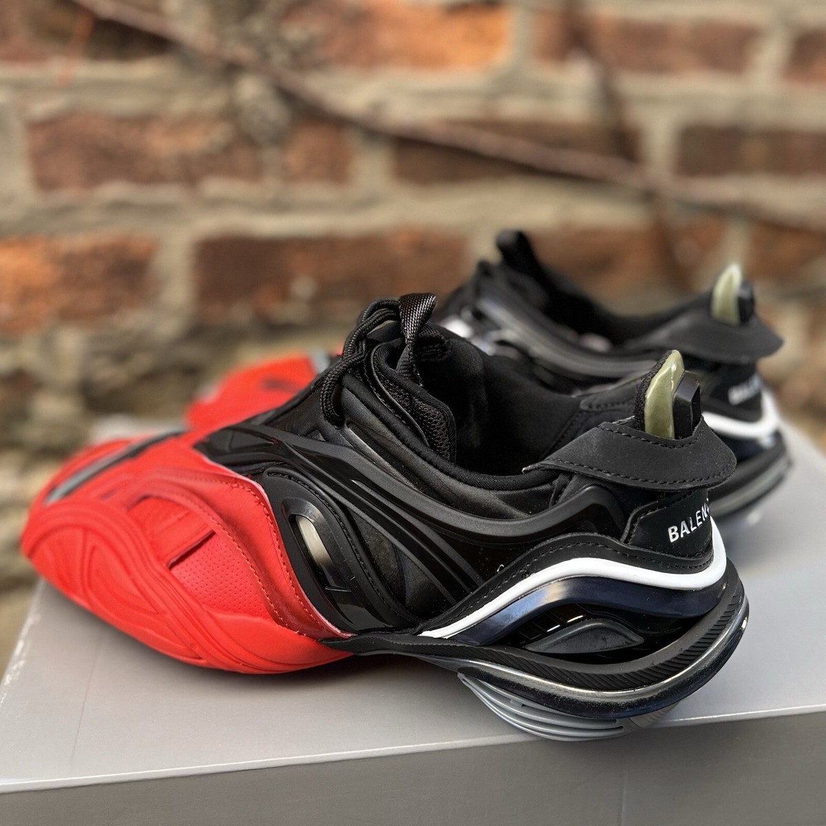 NEW Size 38 Balenciaga Unisex Black Red Low Top Leather NEW Size 38 Balenciaga Unisex Black Red Low Top Leather