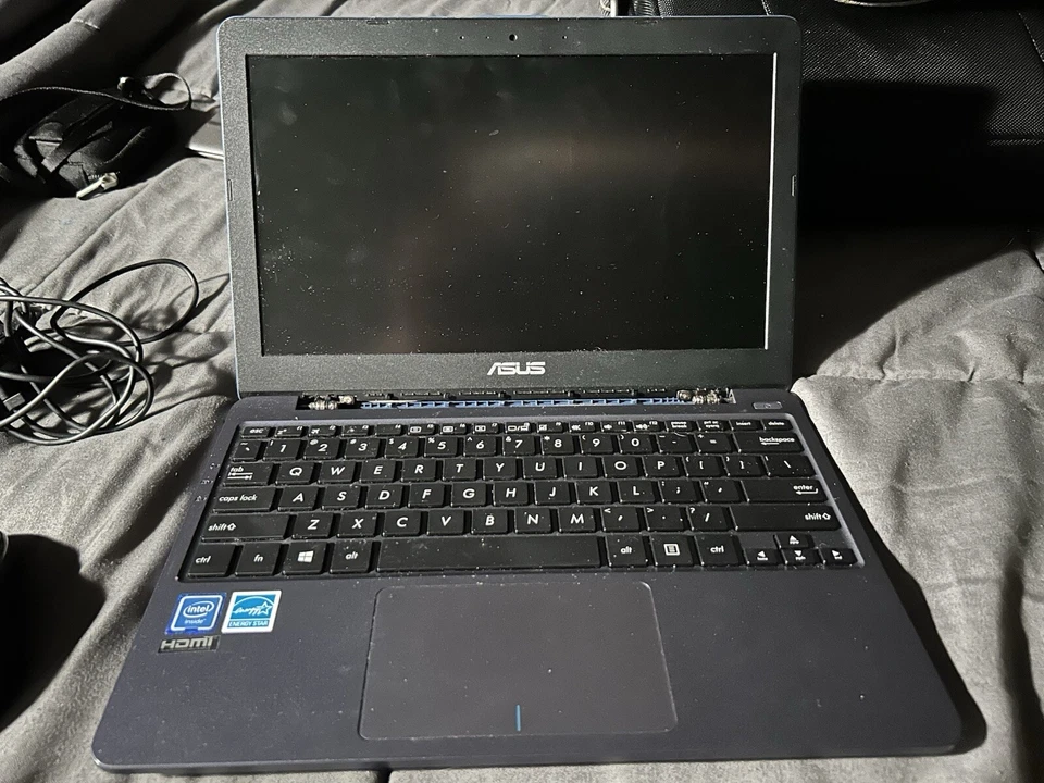ASUS E203M 11.6 inch (32GB, Intel Celeron N4000, 1.10 GHZ, 2GB) Laptop - Blue - Image 3 of 4