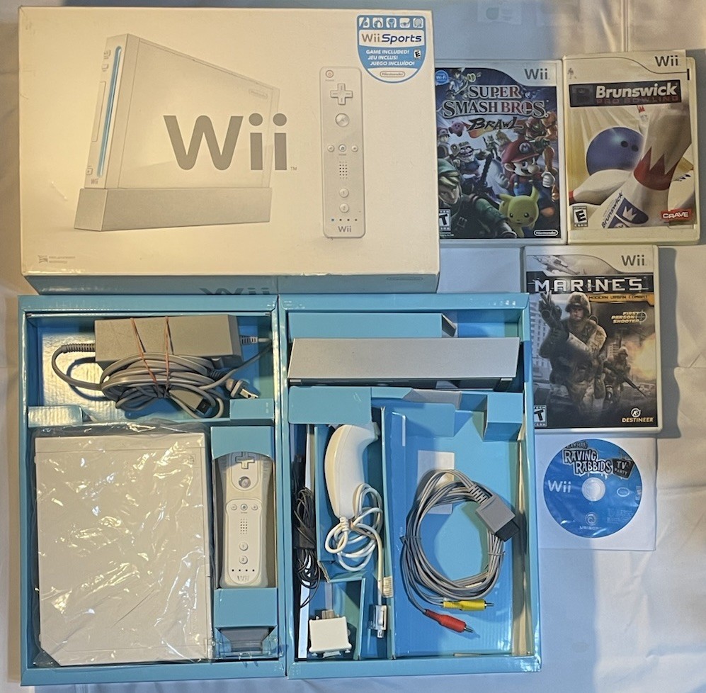 Nintendo Wii Console bundle - IOB - Controllers, Power/AV Cords + 4 Games