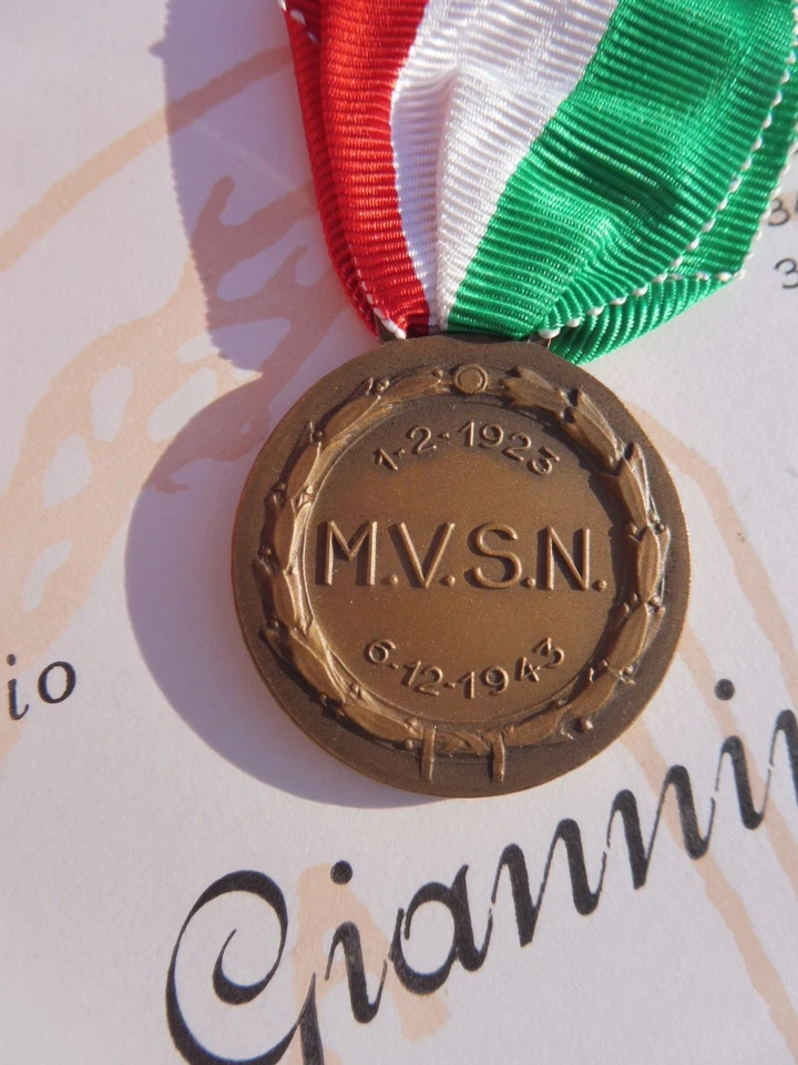 DIPLOMA ASSOCIAZIONE ARMA MILIZIA E MEDAGLIA BENEMERENZA LEGIONARIO MVSN WW2 - Immagine 3 di 4
