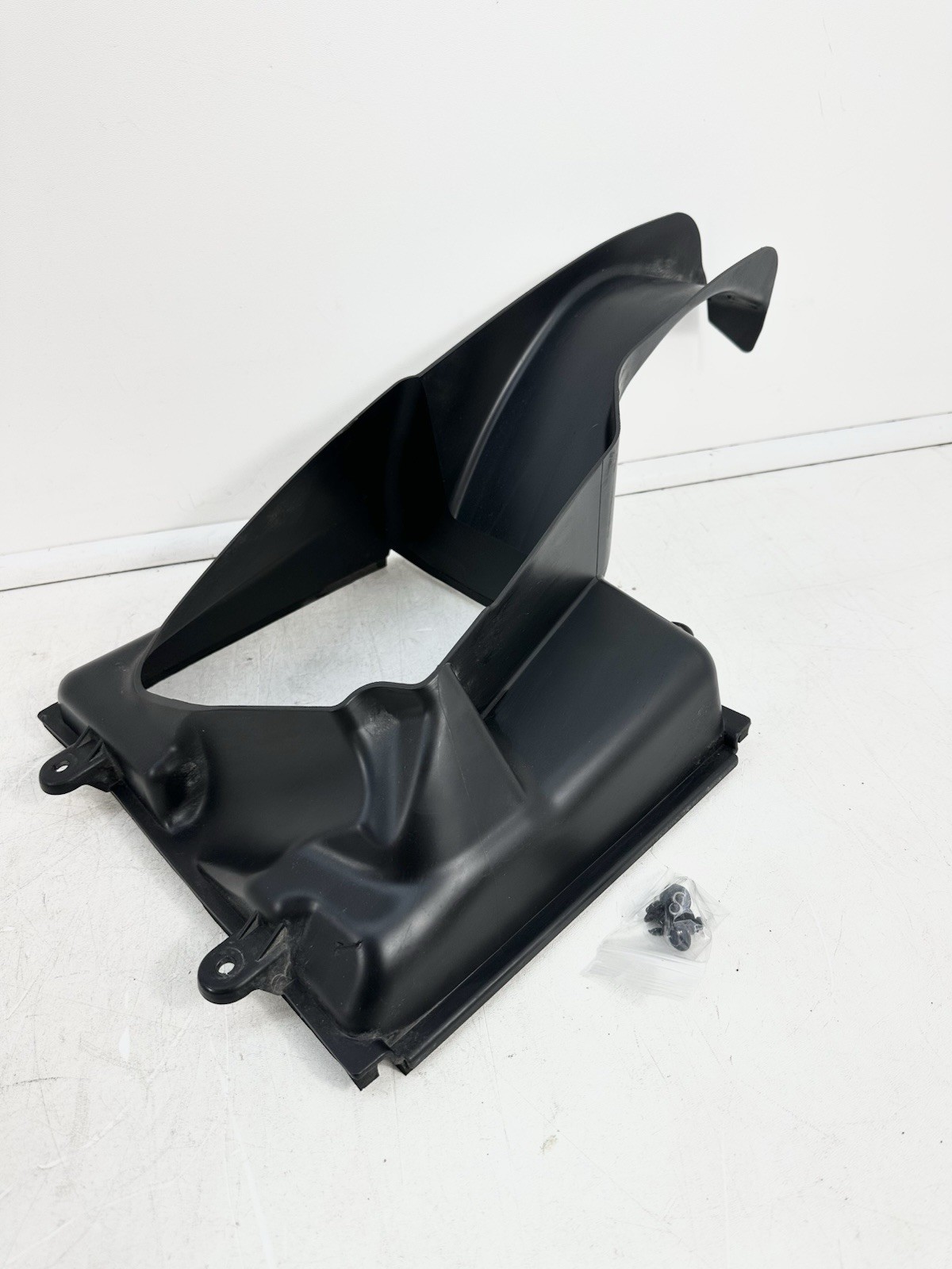 14-18 Maserati Ghibli M157 Front Left Side Intercooler Duct Shroud 670004140 Oem