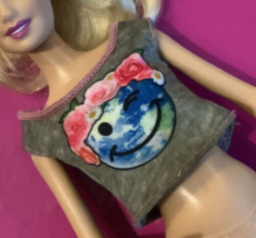 Vêtements de poupée Mattel Barbie ~ Fashionistas ~ CHEMISE À VISAGE GRIS ET SMILEY - Photo 1/2