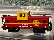 BACHMANN 70752 SANTA FE 36' WIDE VISION CABOOSE, Silver Series, Displayed