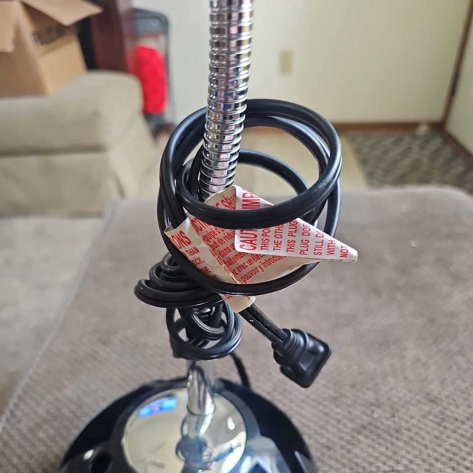 Lámpara de Escritorio Plateada/Metálica; Ajustable; BOMBILLA GRATIS. ¡Organizador de escritorio incorporado!! Foto 3 de 4