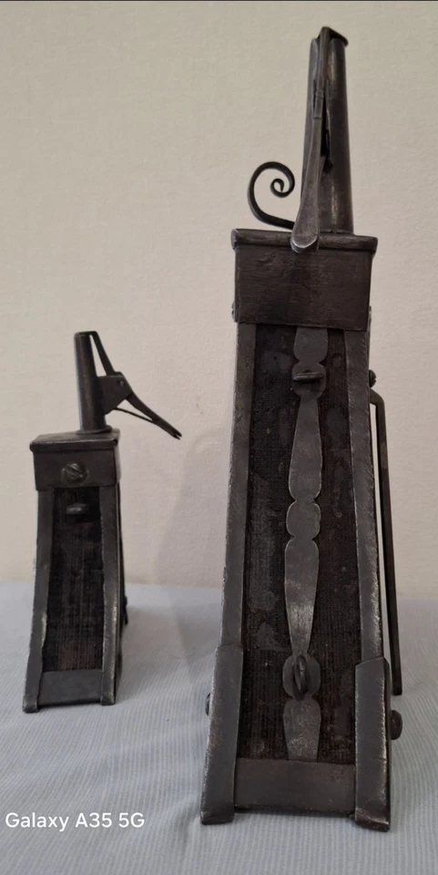 Poire à poudre trapézoïdale dite de mousquetaires avec son pulvérin. 17ème - Photo 2/4