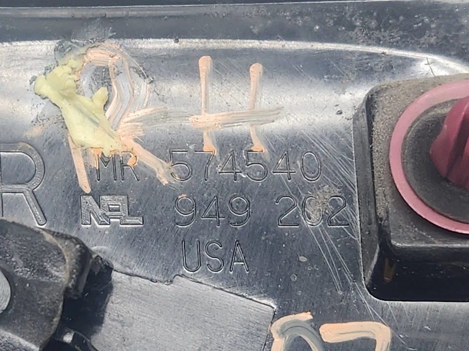 Conjunto de luces traseras reflectoras traseras derecha Mitsubishi Endeavor 2006-2008 MR574540 Foto 4 de 4