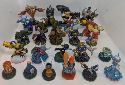 Mixed Lot of 25 Skylanders Activision Action Figures Miscellaneous, Lot A