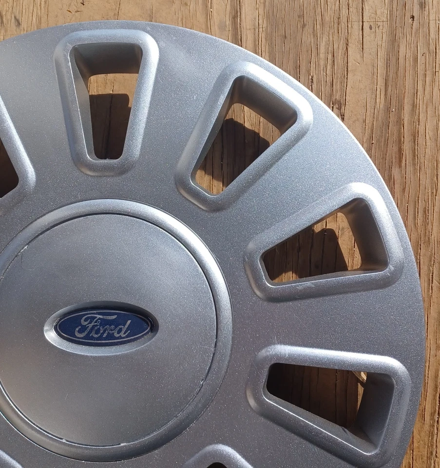 Ford Crown Victoria hubcap 2006-2011, fits 17" p/n 7W731130AE 7050 repainted 02 - Image 3 of 4