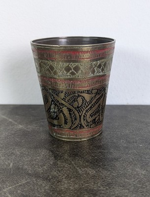 Vintage Messing Schnapsglas Tasse Kelch graviert geätzt rot emailliert 6 cm hoch
