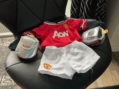 Build A Bear Manchester United AON Fußballstreifen, Socken und rote Fußballschuhe