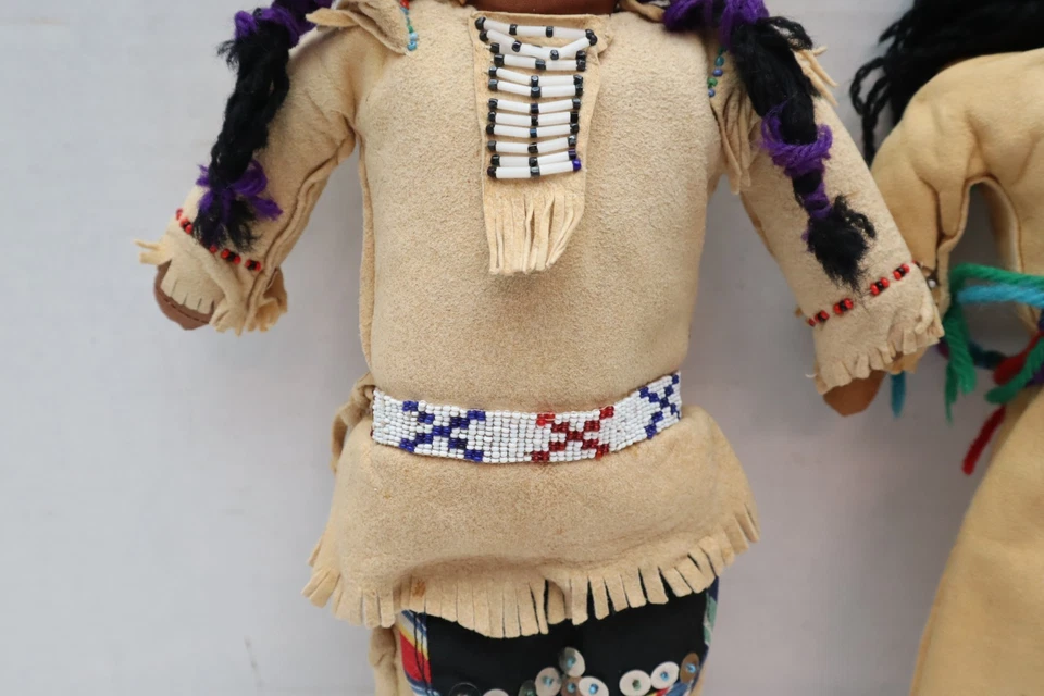 Antiguo par de muñecas de cuero decoradas con cuentas indias SIOUX nativas americanas Foto 3 de 4