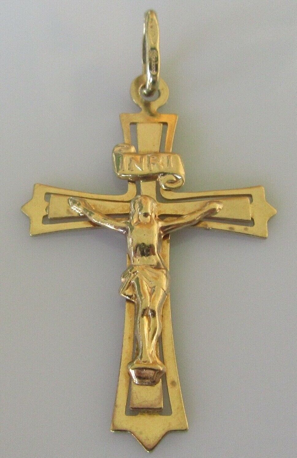 Secondhand 9ct yellow gold crucifix cross (1.3g) pendant Secondhand 9ct yellow gold crucifix cross (1.3g) pendant