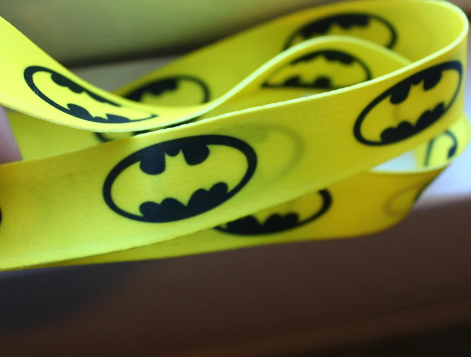 DC Comics BATMAN Clásico Amarillo Bk Cordón Cuello Correa Llavero Identificación Insignia Soporte Foto 2 de 3