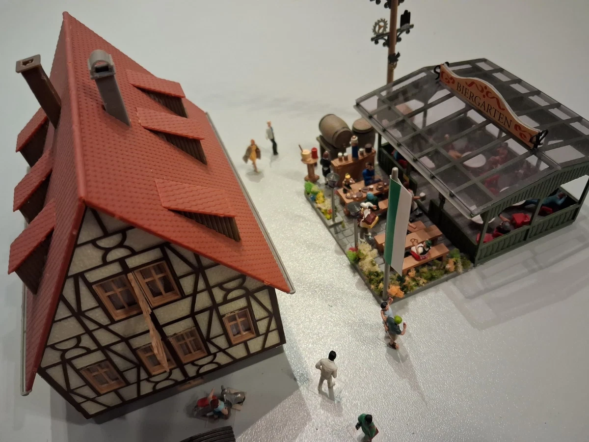 Faller H0 131246 Wirtshaus Biergarten Maibaum 23 Figuren Fertigmodelle 1:87