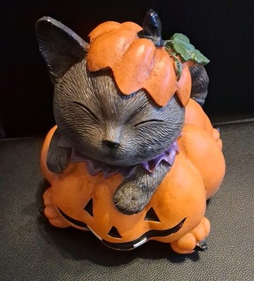 TK Maxx Halloween Medium Kürbis Ornament schwarze Katze oben sitzend 18 cm groß