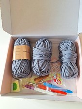 Aeelike Crochet Kit Häkelset dunkelgrau neuwertig + Anleitungsbücher Körbe usw.