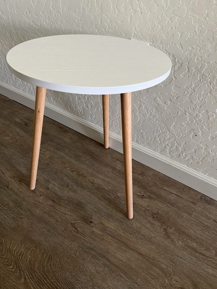Mesa auxiliar redonda blanca moderna totalmente nueva con patas de madera natural. Foto 2 de 4
