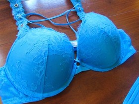 VICTORIA'S SECRET ~ NWT! 36B 34C M ~ VERY SEXY Push-UP Bra STRING Panty SET c60