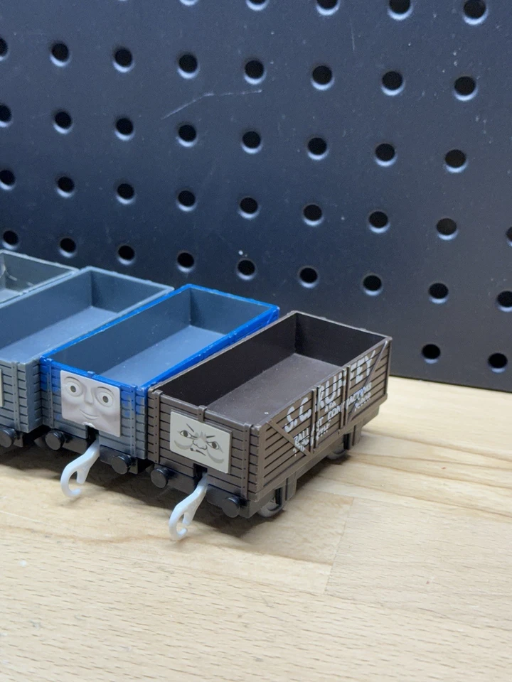 Lote de 8 Caras Diferentes Thomas & Friends Trackmaster Troublesome Camión Vacío Foto 2 de 4