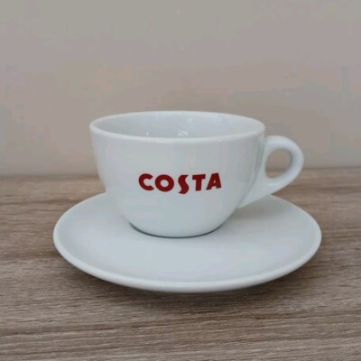 Costa Kaffeetasse und Untertasse Set, weiß mit Costa & Kaffeebohnen Logos. 