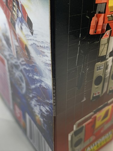 THE TRANSFORMERS AUTOBOT BLASTER CONVERTS FROM RADIO TO ROBOT NEW 2020 NIB - Picture 10 of 12