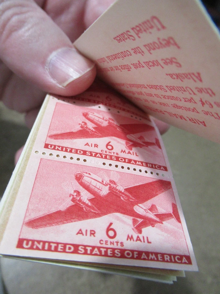 1943 US Air Mail Stamp Booklet, Mint OG&MNH, S#C25a, COMPLETE BOOKLET, 2 PANES - Image 2 of 4