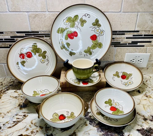 Vintage CALIFORNIA STRAWBERRY Metlox 1969 Dishes Dinnerware Poppytrail