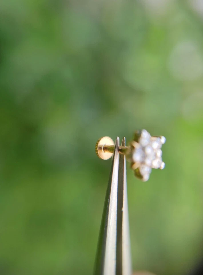 Piercing de nariz con flor de diamante de oro macizo de 14K joyería corporal piercing nariz/oreja. Foto 2 de 4