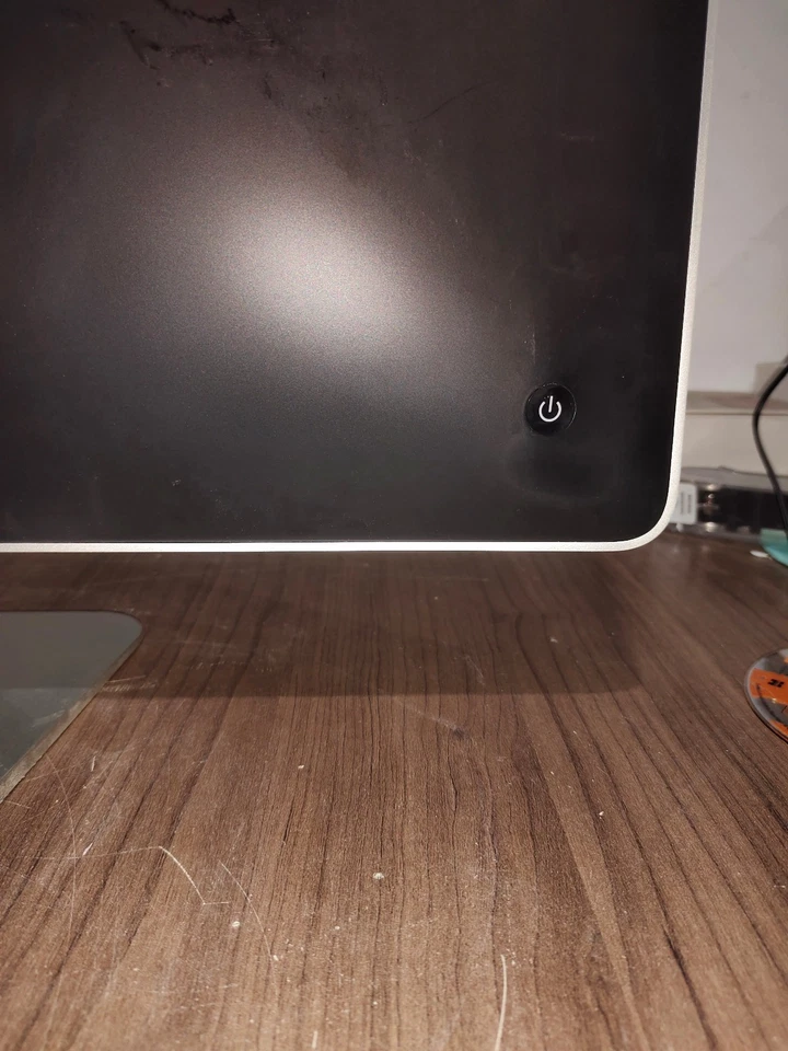 Good Condition Apple 24inch iMac Silver Early 2009 2.66GHz C2D 4GB RAM 640GB HDD - Image 3 of 4