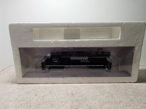 Walthers HO Norfolk Southern #7125 EMD GP60 Diesel DCC with Sound 920-48812 - Picture 9 of 11
