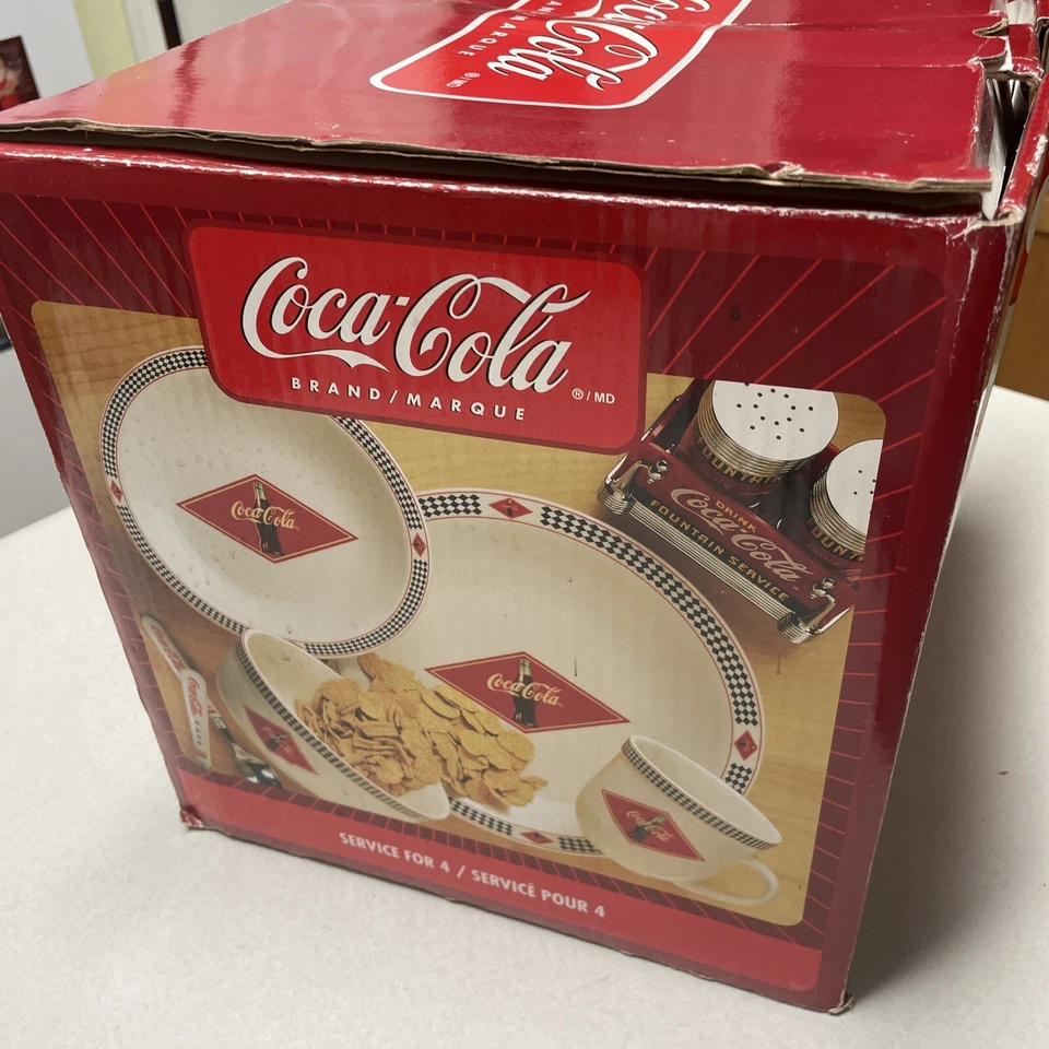 Juego de 16 piezas de gres Coca Cola platos de ensalada de cena tazones tazas 2003 Gibson nuevo de stock Foto 4 de 4