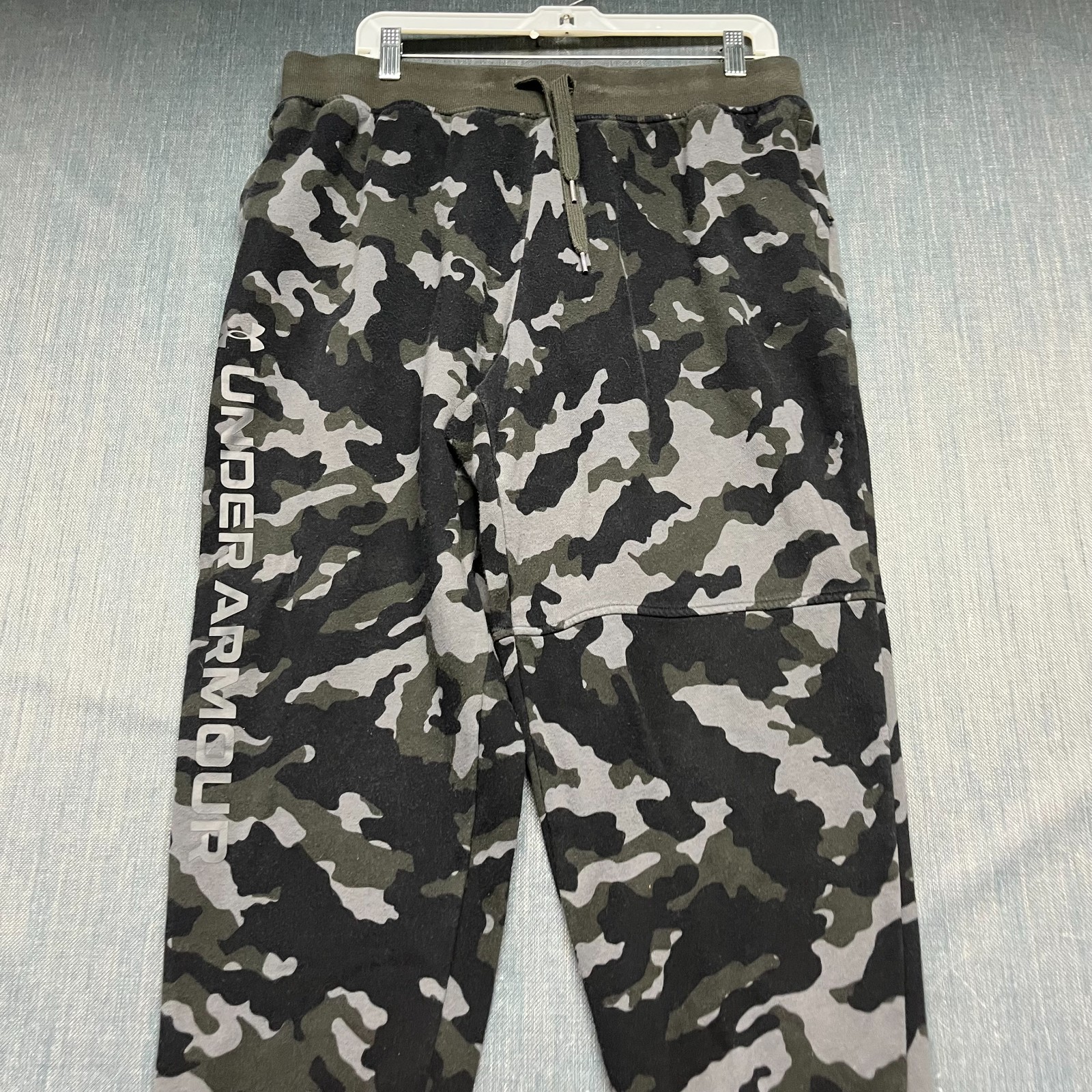 Under Armour Men's Joggers Size XL Green Black Camo ColdGear Fleece Sweatpants thumbnail 2