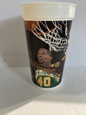 McDonalds NBA Looney Tunes All Star Showdown Shawn Kemp Daffy Duck Cup 1995 32oz