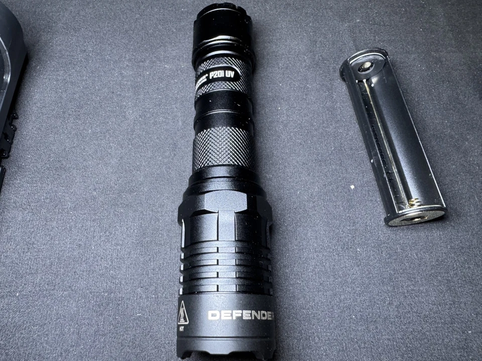 正品路虎 Defender UV 手电筒 51DLTT237BKA — 第 2/4 张图片