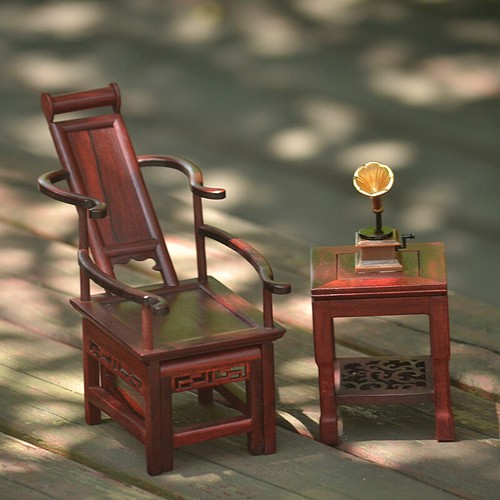 Classic House Miniature Red Solid Wood Furniture Model Mini Bed Recliner Frame - Picture 3 of 16