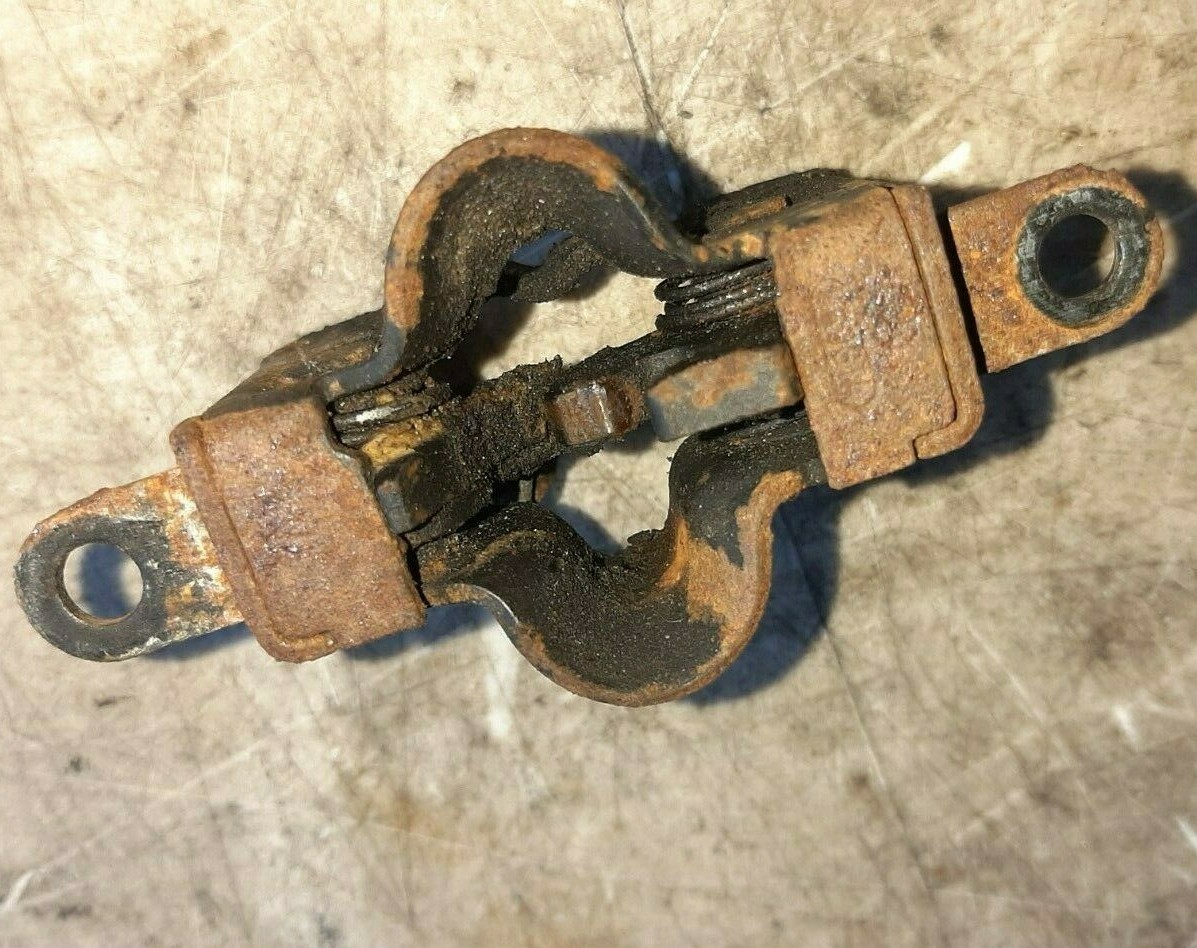 (1) 9802 Mercedes E320 W210 Left or Right Hood Latch Catch Lower