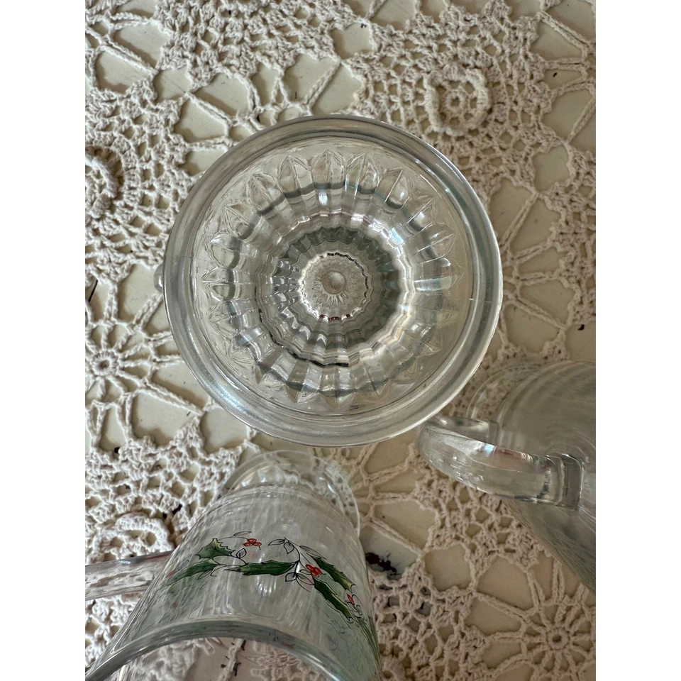 Juego de 4 tazas vintage de vidrio de acebo de Navidad con patas para bebidas navideñas Foto 4 de 4