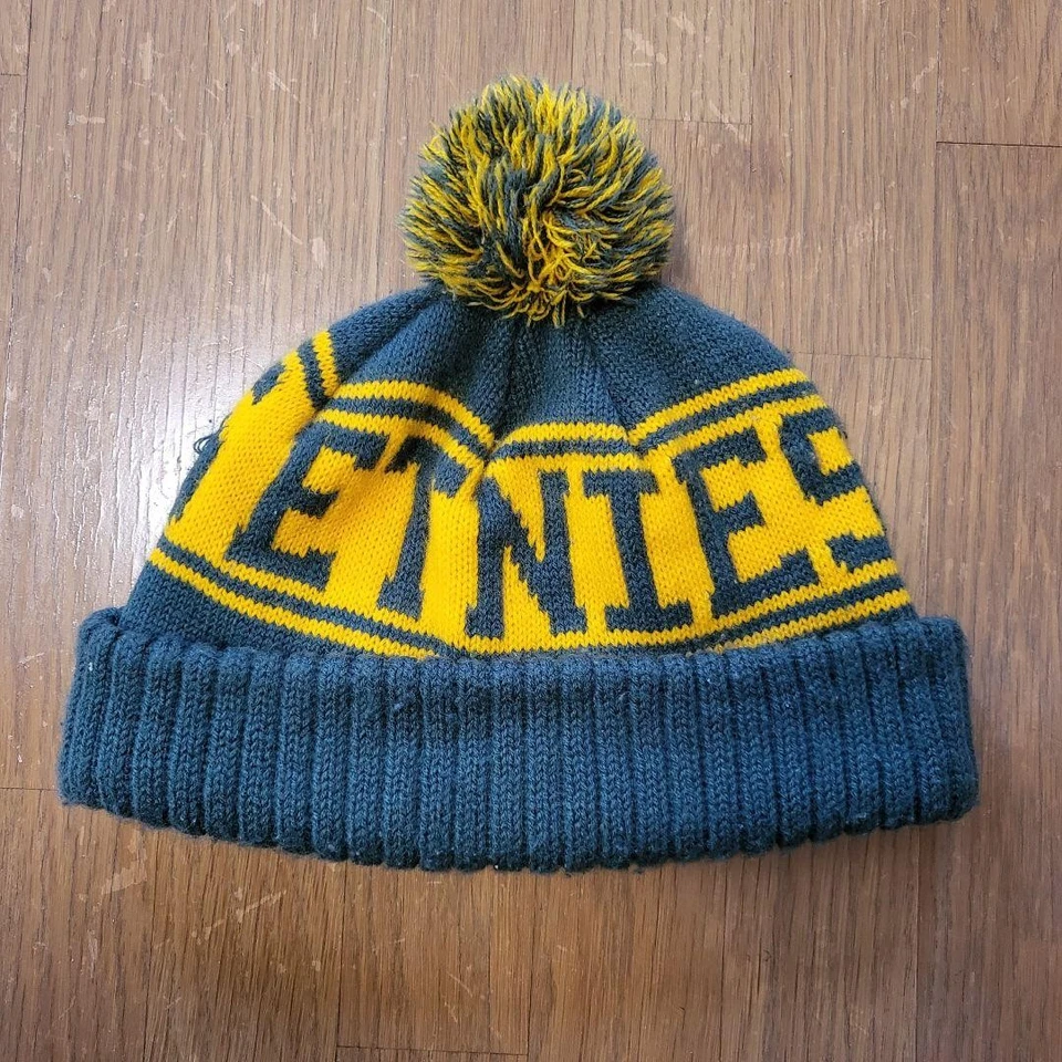 Gorro tejido pompón gris amarillo ETNIES Foto 2 de 2