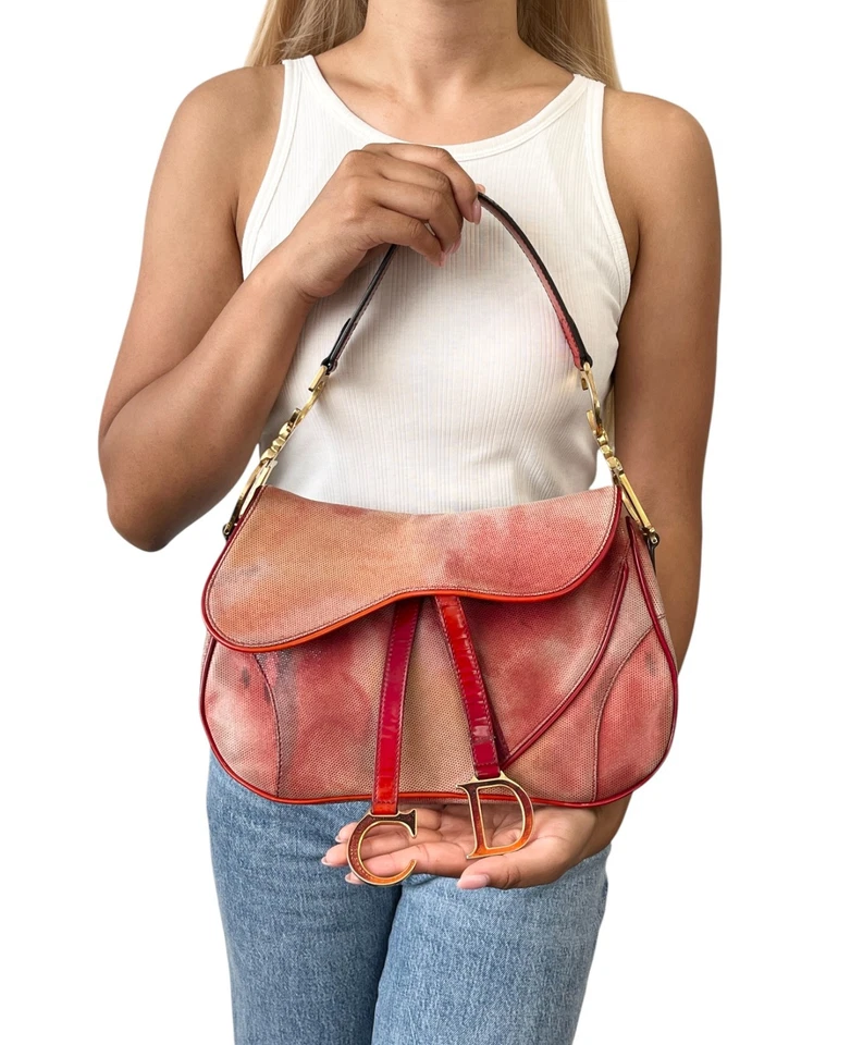 Bolso de Hombro Christian Dior Vintage 2000 Doble Sillín Rojo Dorado Recubierto Gamuza Foto 2 de 4