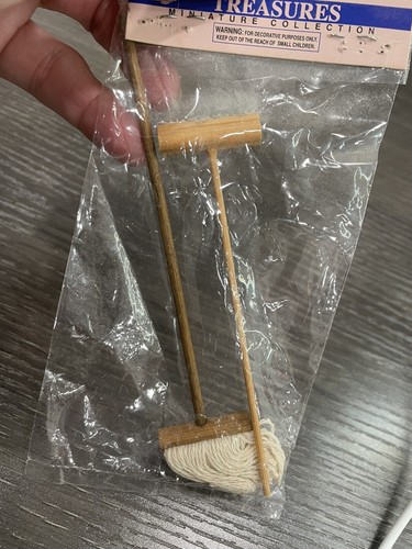 Dollhouse Miniature Kitchen Lot 1:12 Scale Brooms, Hand Towels, Basket. - Picture 9 of 9