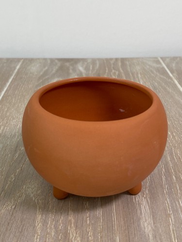 BNWT. Terracotta Plant Pots standing on 3 legs. Indoor or Outdoor. 2 sizes. - Picture 5 of 7