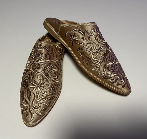 Nuove ciabatte mules marocchine Johara Mansouri in pelle con ricamo oro taglia 9