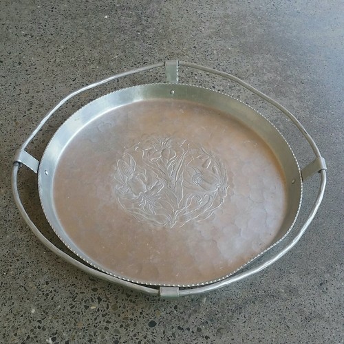 Vintage Schlüsselzeug Lilie handgehämmert Aluminium Serviertablett Platte runder Griff - Bild 2 von 7