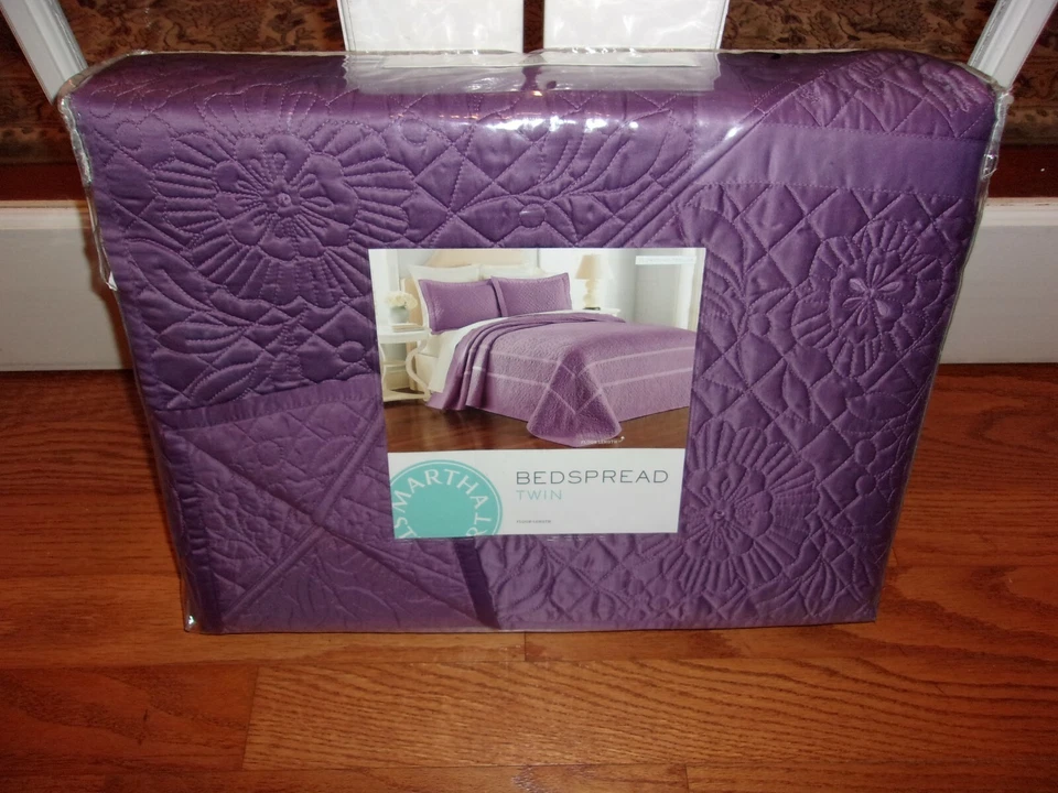 Nueva colcha doble Martha Stewart enrejado con flores púrpura Foto 2 de 3