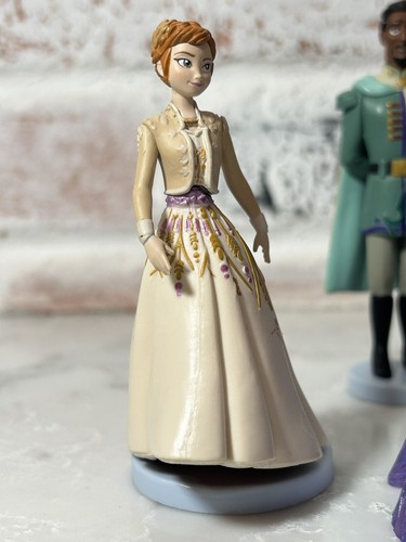 Disney Frozen 2 Deluxe Figure Play Set Figure Cake Topper Elsa Anna Kristoff - Picture 11 of 11